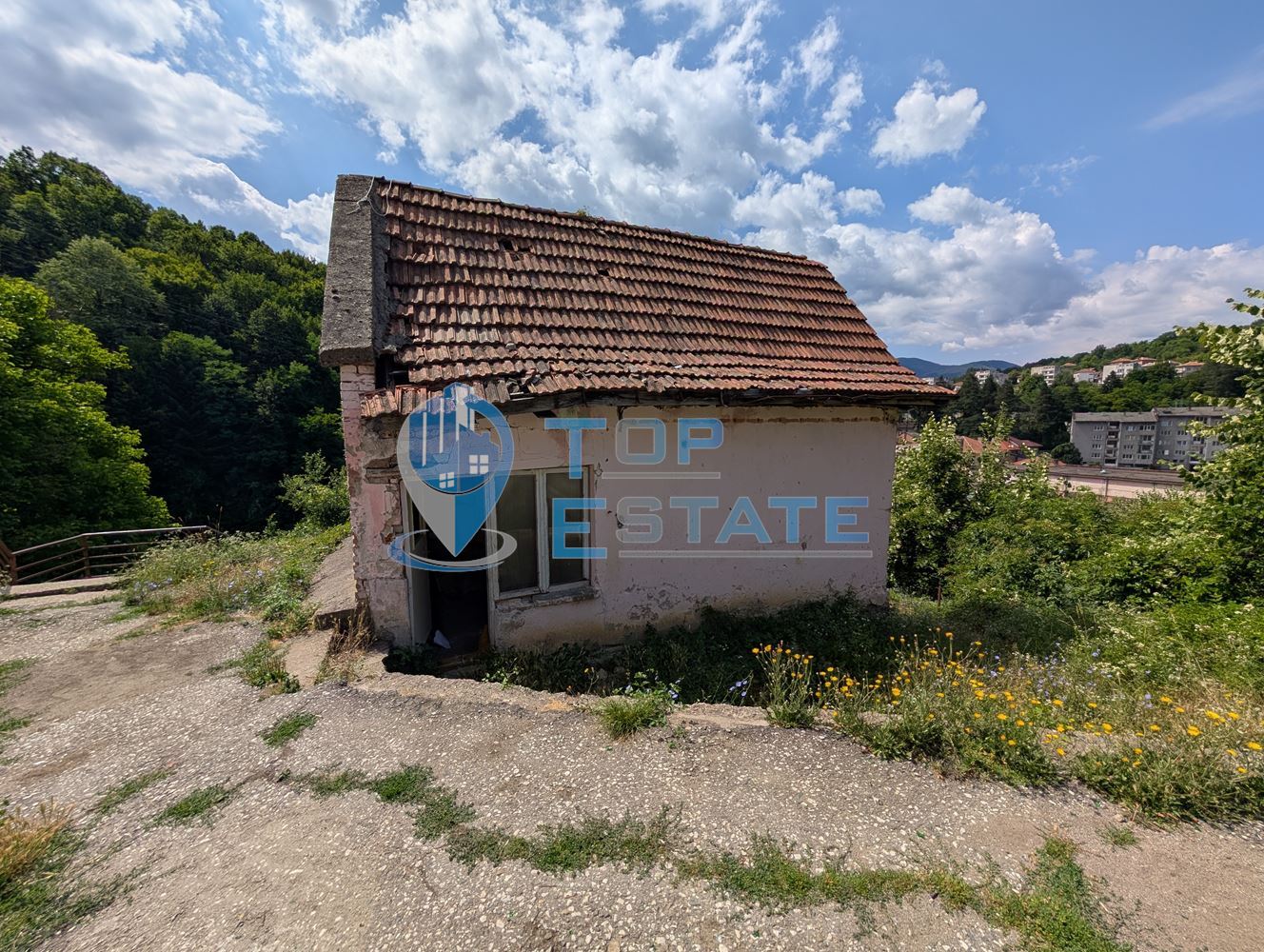 Двуетажна масивна къща с панорама в центъра на град Плачковци - 0