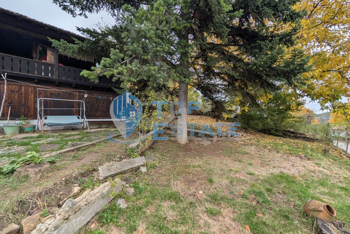 Двуетажна автентична къща с голям двор в село Лесичарка - 0