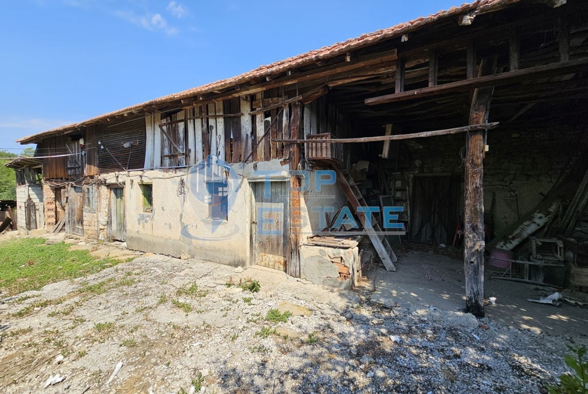 Двуетажна тухлена къща с гараж и голям двор в село Добромирка - 0