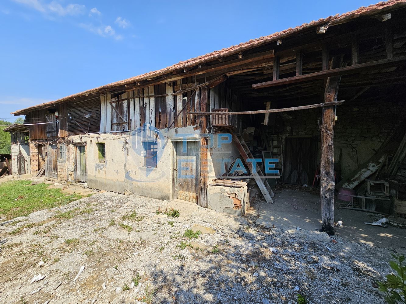 Двуетажна тухлена къща с гараж и голям двор в село Добромирка - 0