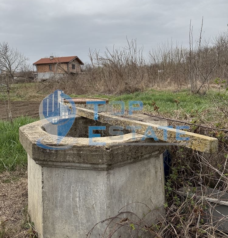 Двуетажна тухлена къща с кладенец в село Ресен, област Велико Търново - 0