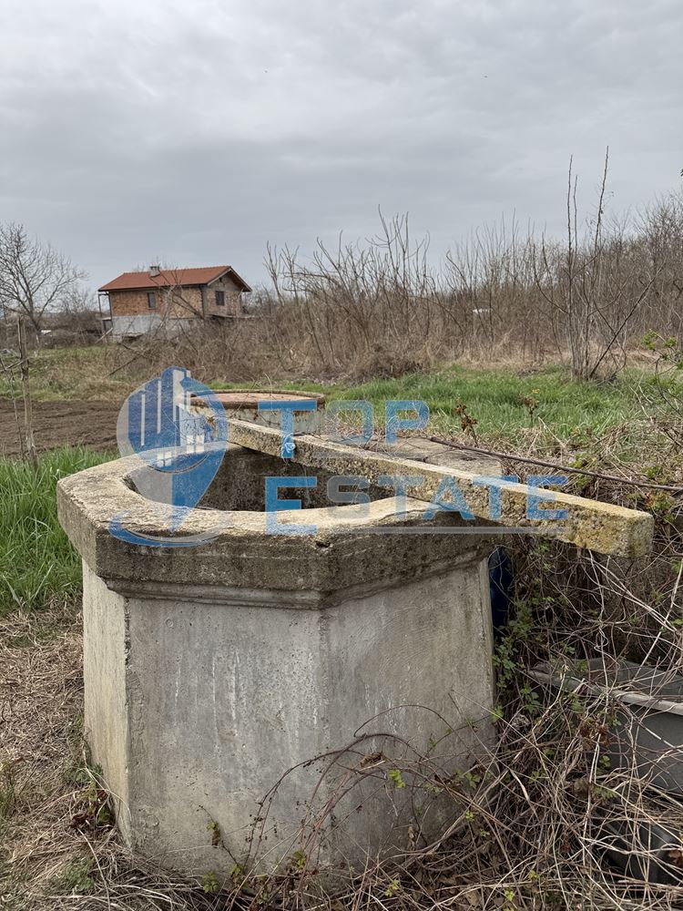 Двуетажна тухлена къща с кладенец в село Ресен, област Велико Търново - 0