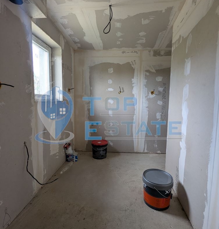 Двуетажна тухлена къща с кладенец в село Поликраище, област Велико Търново - 0