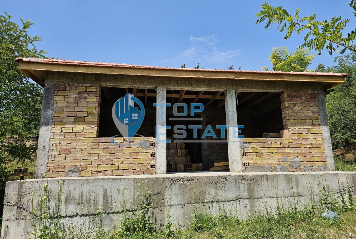 Голям панорамен парцел с къща на груб строеж със завършен покрив в село Славейково, област Габрово - 0