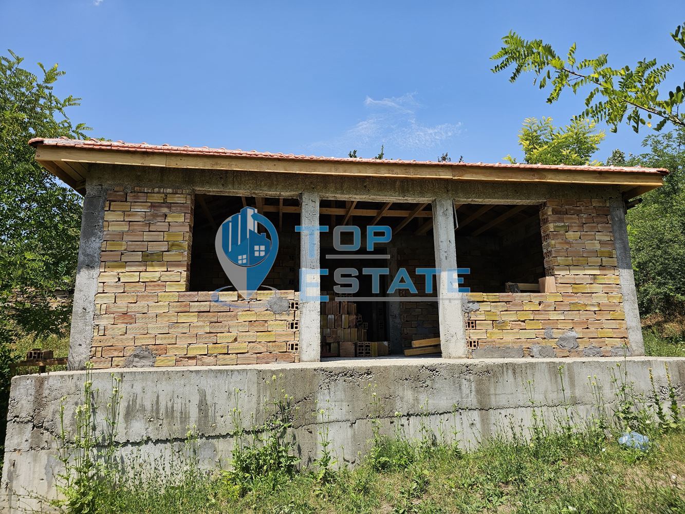 Голям панорамен парцел с къща на груб строеж със завършен покрив в село Славейково, област Габрово - 0