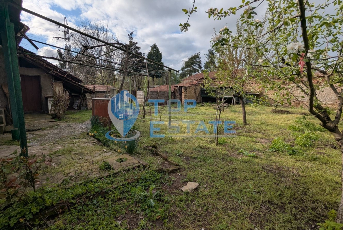 Просторна едноетажна тухлена къща в квартал Калтинец, град Горна Оряховица, област Велико Търново - 0