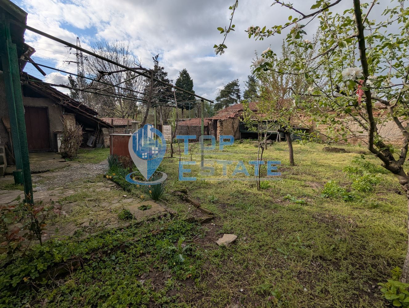 Просторна едноетажна тухлена къща в квартал Калтинец, град Горна Оряховица, област Велико Търново - 0