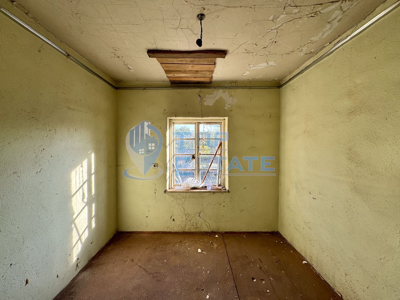 Двуетажна тухлена къща с кладенец в с. Михалци, област Велико Търново.-0 Двуетажна тухлена къща с кладенец в с. Михалци, област Велико Търново. - 0