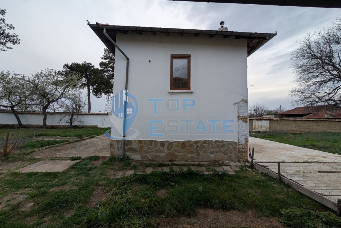 Двуетажна къща с голям двор и кладенец в село Ресен - 0