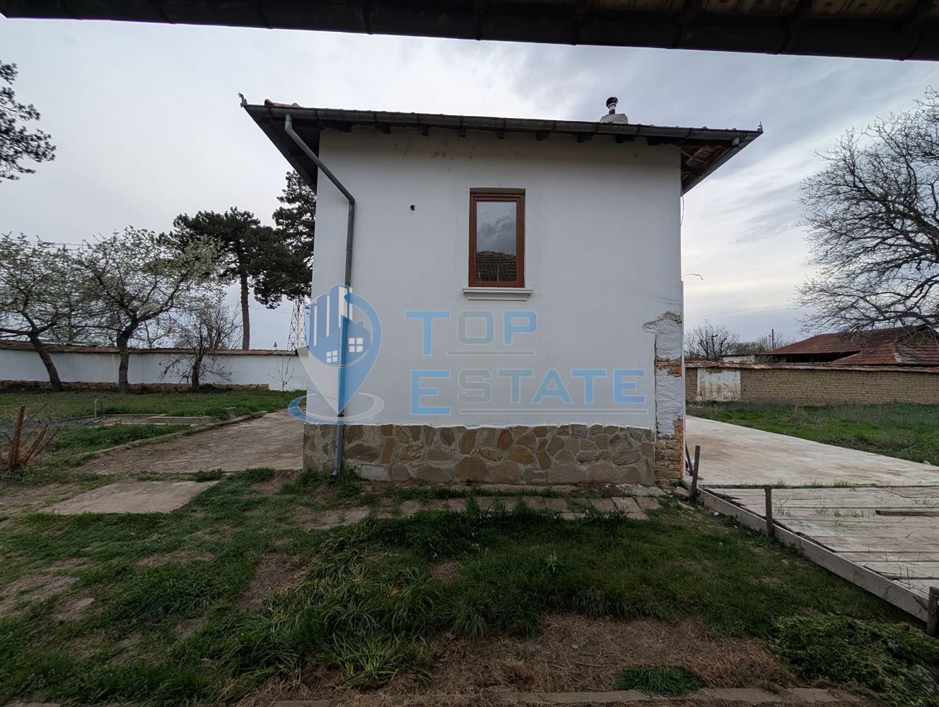 Двуетажна къща с голям двор и кладенец в село Ресен - 0