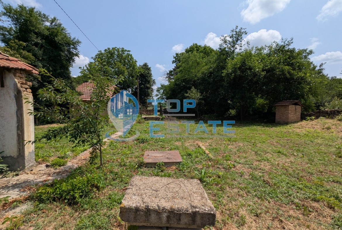 Двуетажна тухлена къща разположена в село Стамболово, община Павликени, област Велико Търново - 0