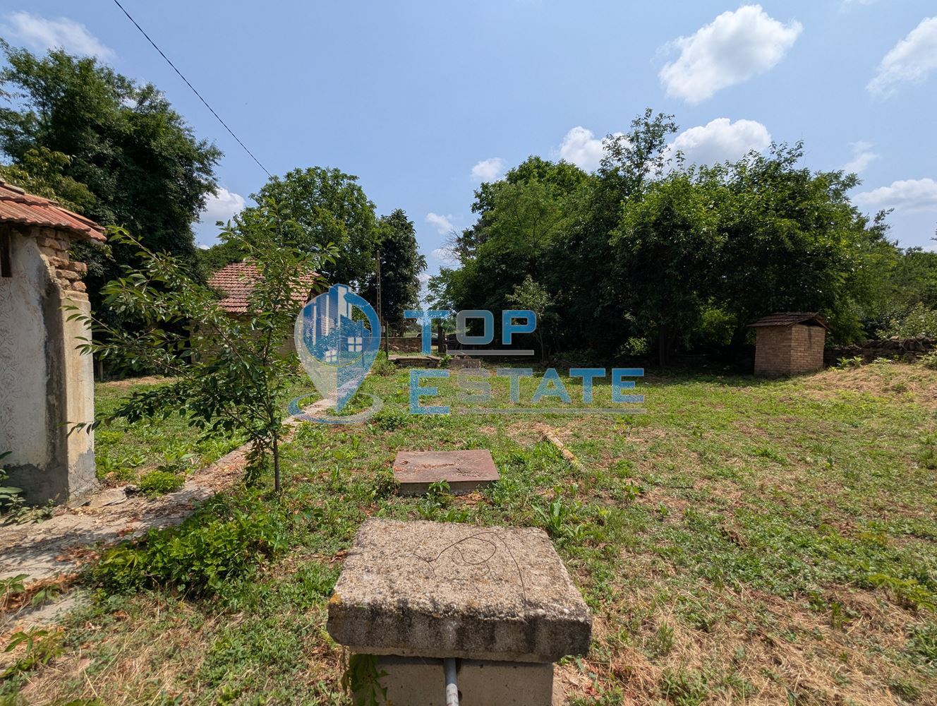 Двуетажна тухлена къща разположена в село Стамболово, община Павликени, област Велико Търново - 0