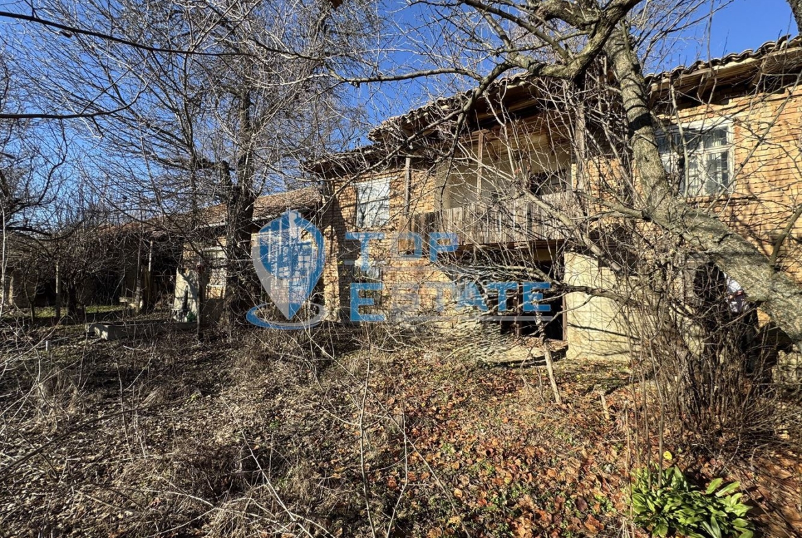 Тухлена къща с голям двор в с. Масларево, област Велико Търново - 0