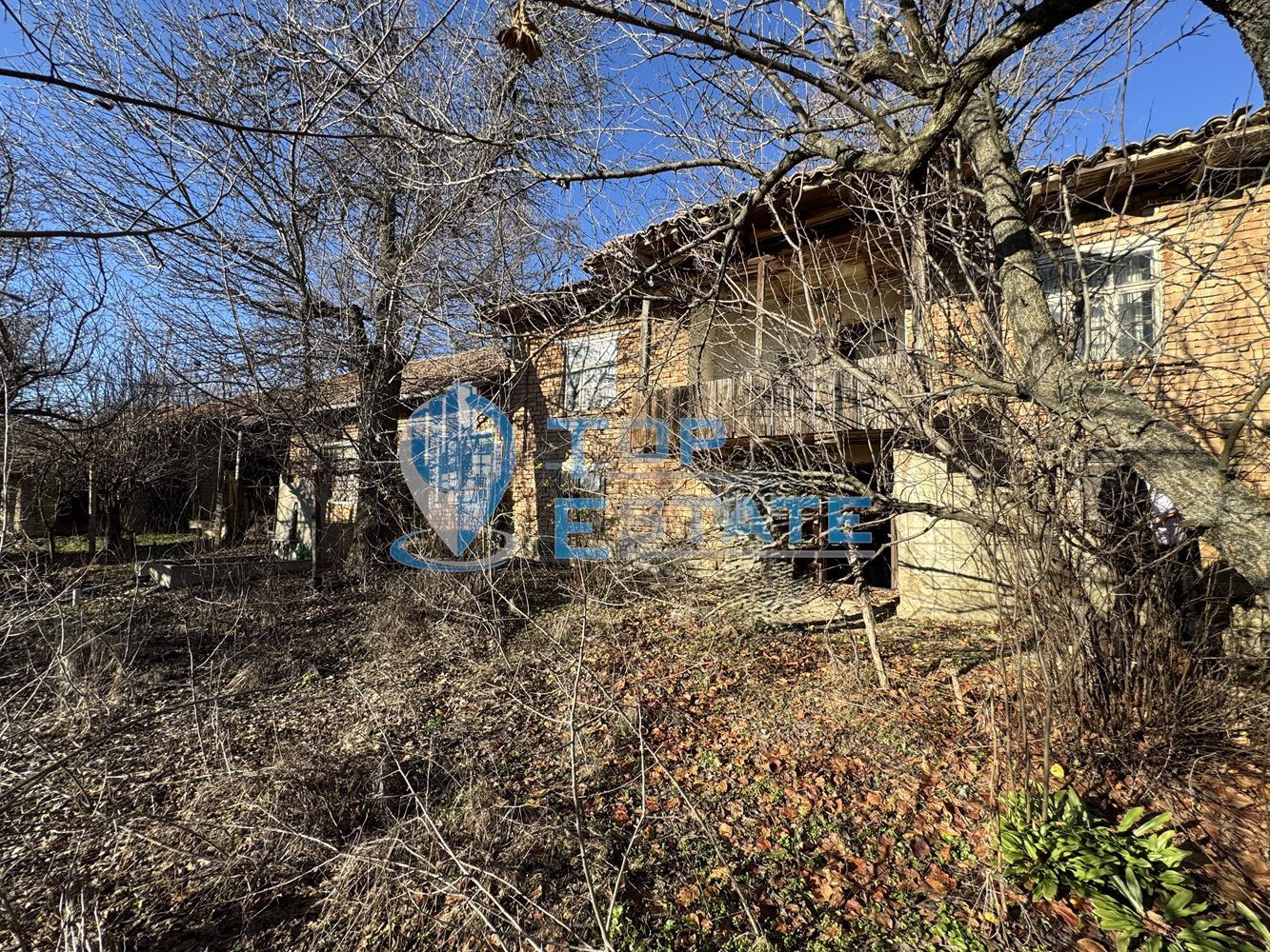 Тухлена къща с голям двор в с. Масларево, област Велико Търново - 0