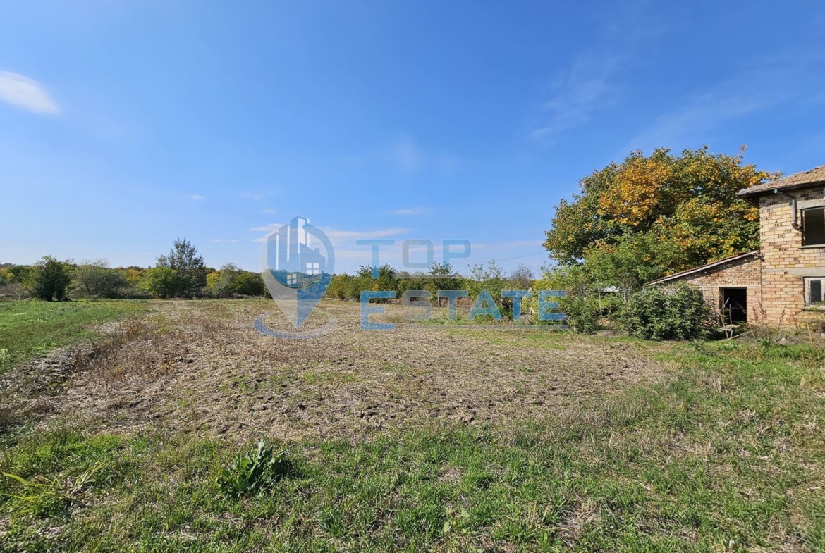 Масивна тухлена двуетажна къща с голям двор в село Драгомирово, община Свищов - 0