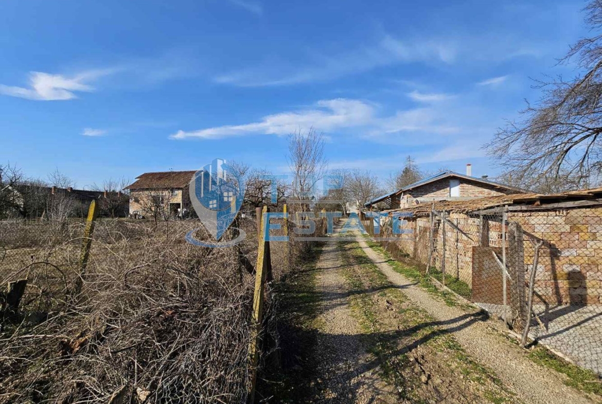 Голям парцел в регулация в село Козаревец, община Лясковец, област Велико Търново - 0