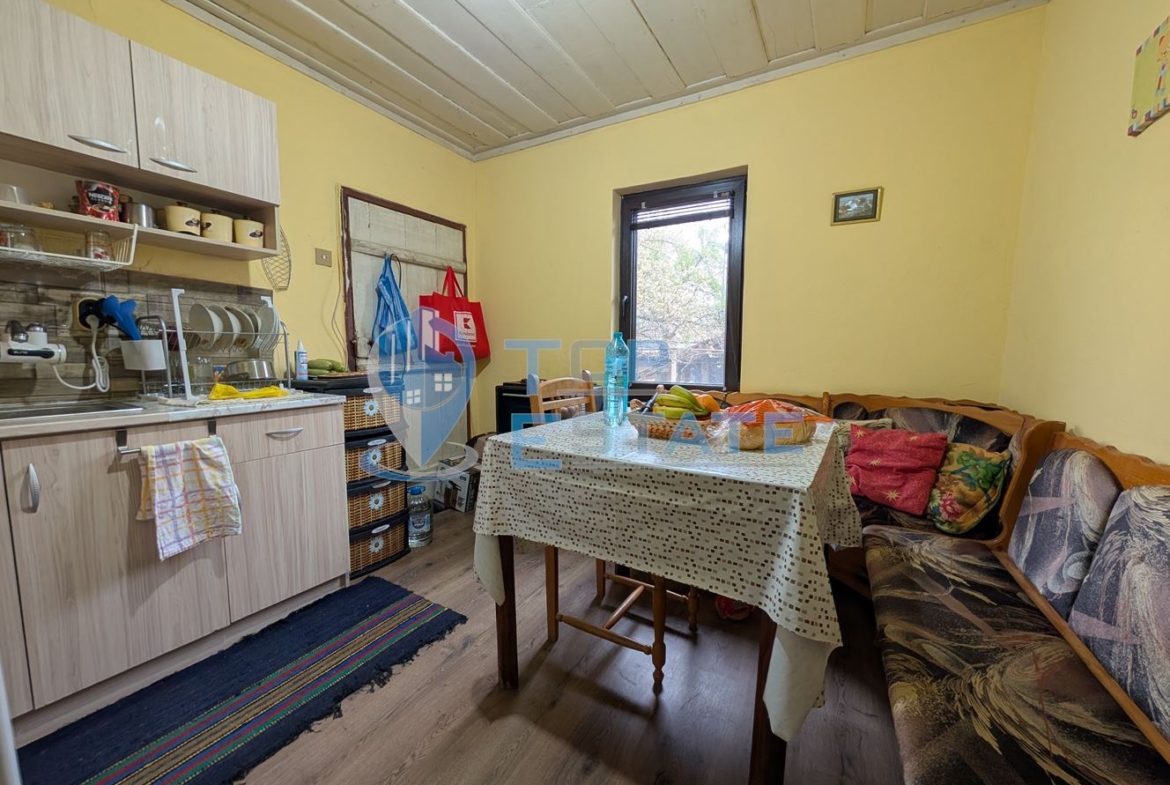 Едноетажна реновирана къща с голям двор в село Сливовица - 0