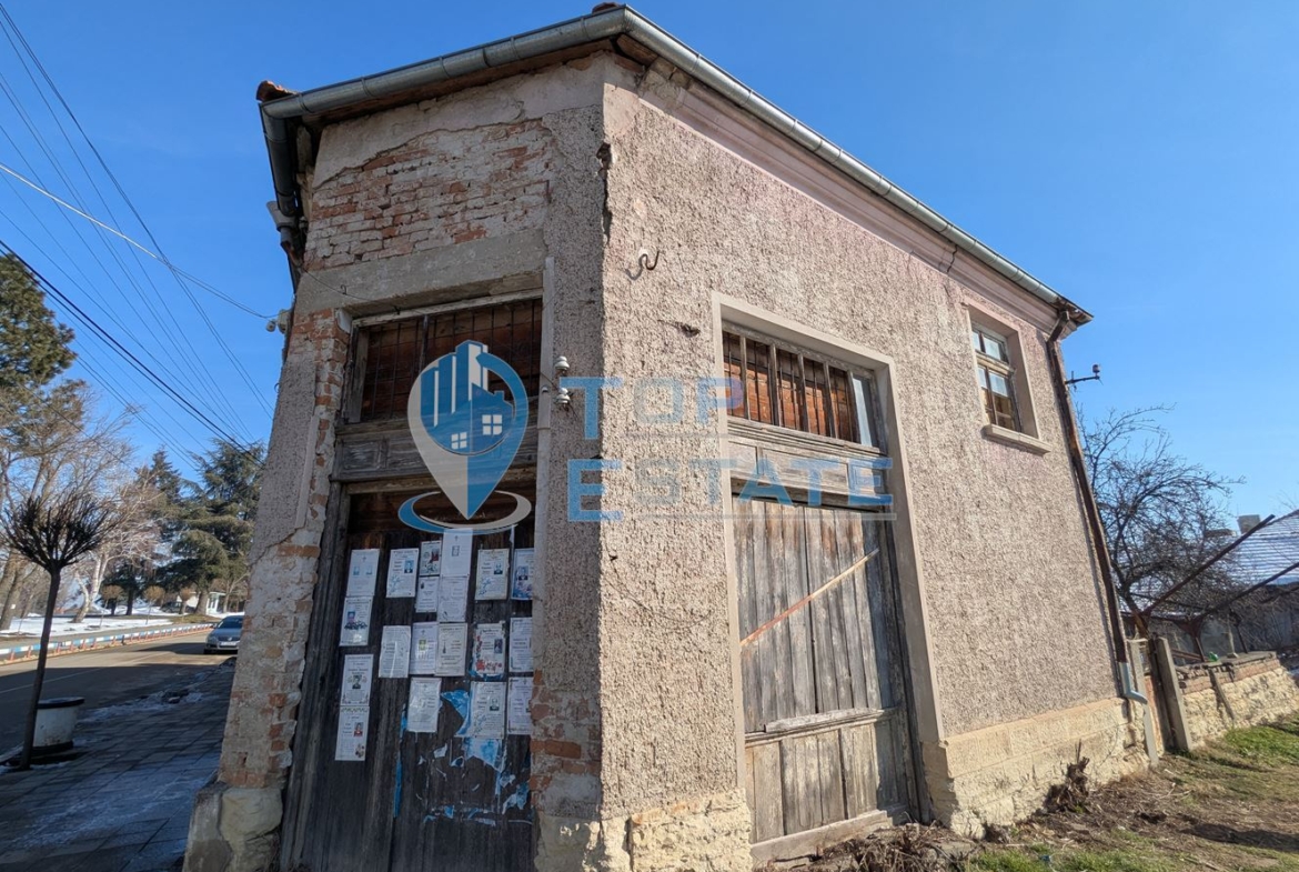 Двуетажна тухлена къща в близост до центъра на град Борово, област Габрово - 0