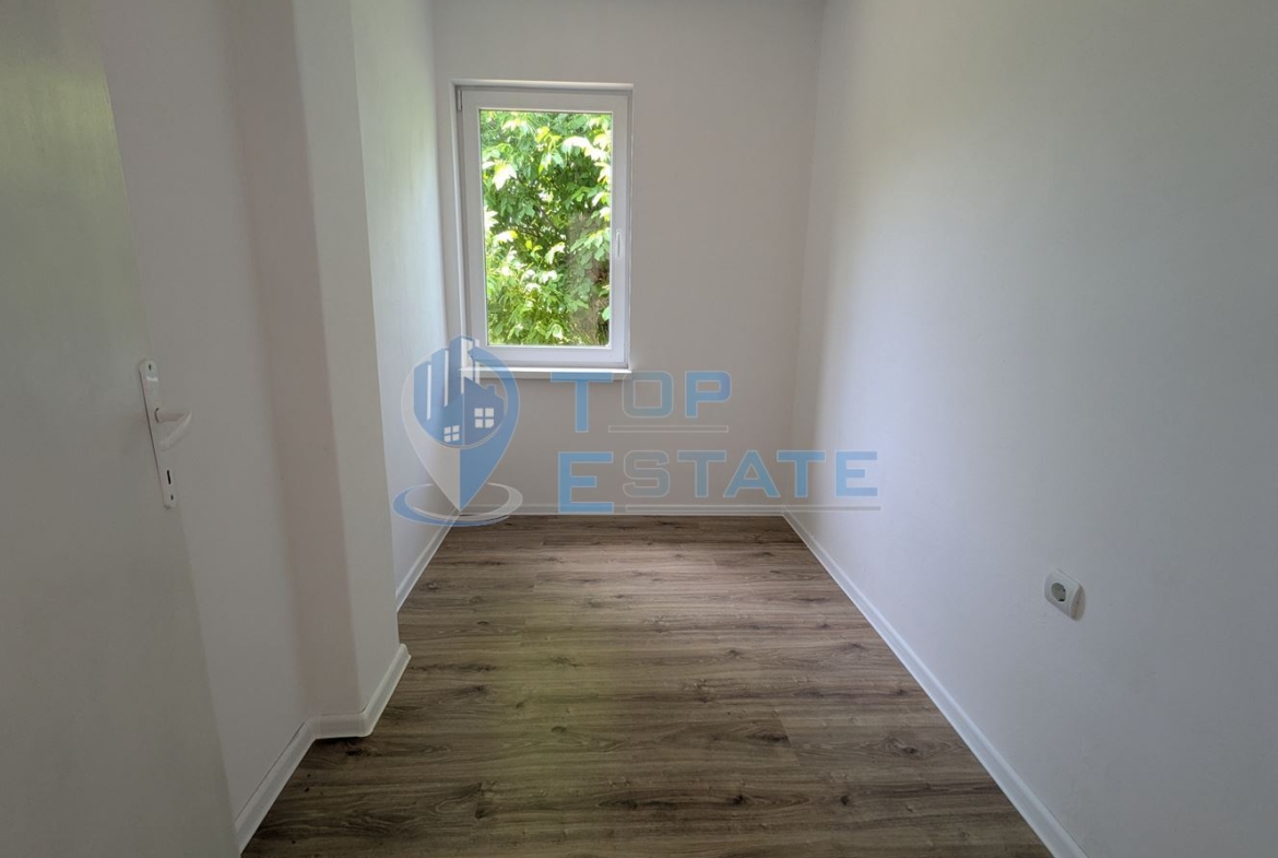 Двуетажна тухлена къща разположена в село Стамболово, община Павликени, област Велико Търново - 0