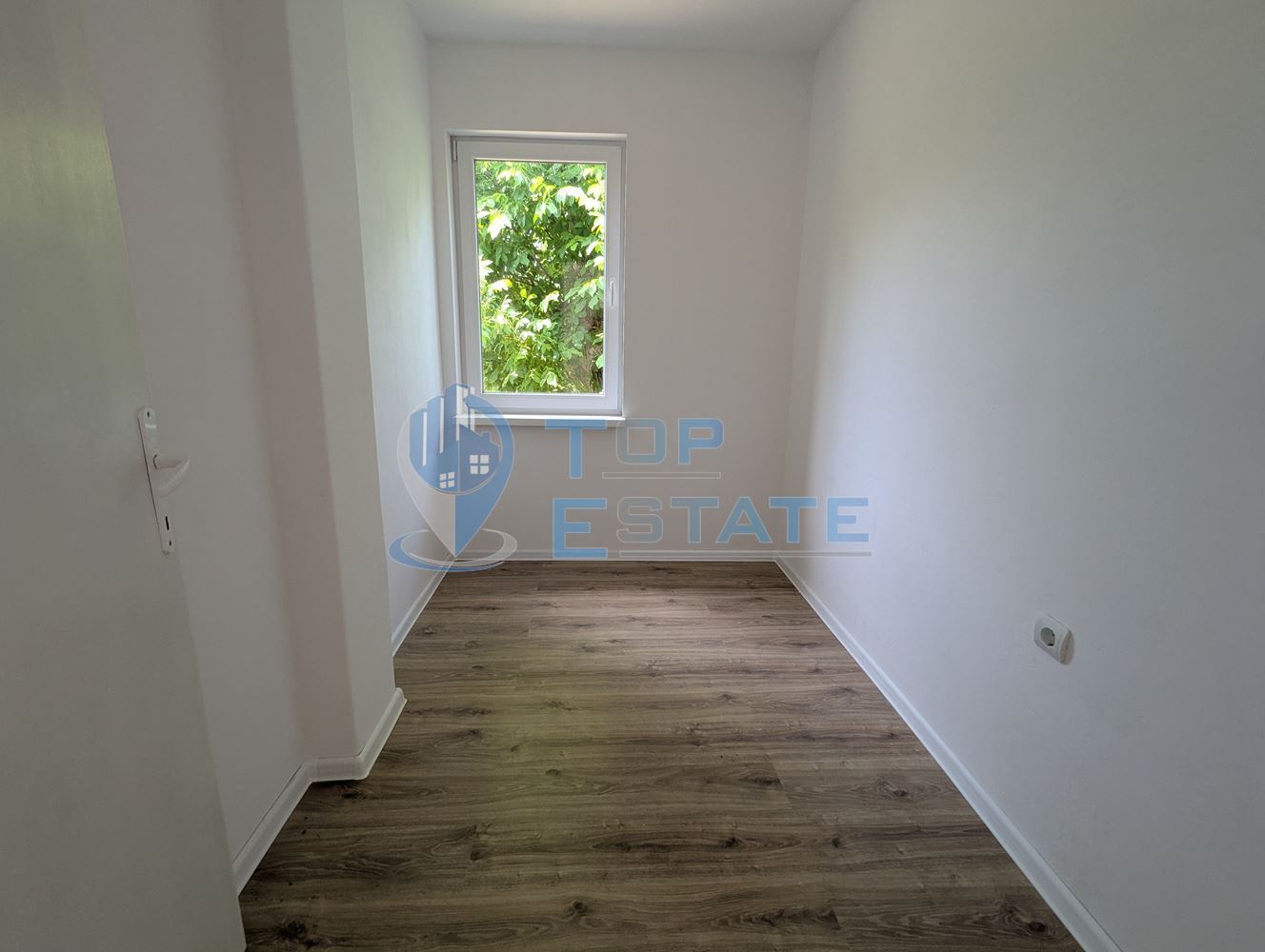 Двуетажна тухлена къща разположена в село Стамболово, община Павликени, област Велико Търново - 0