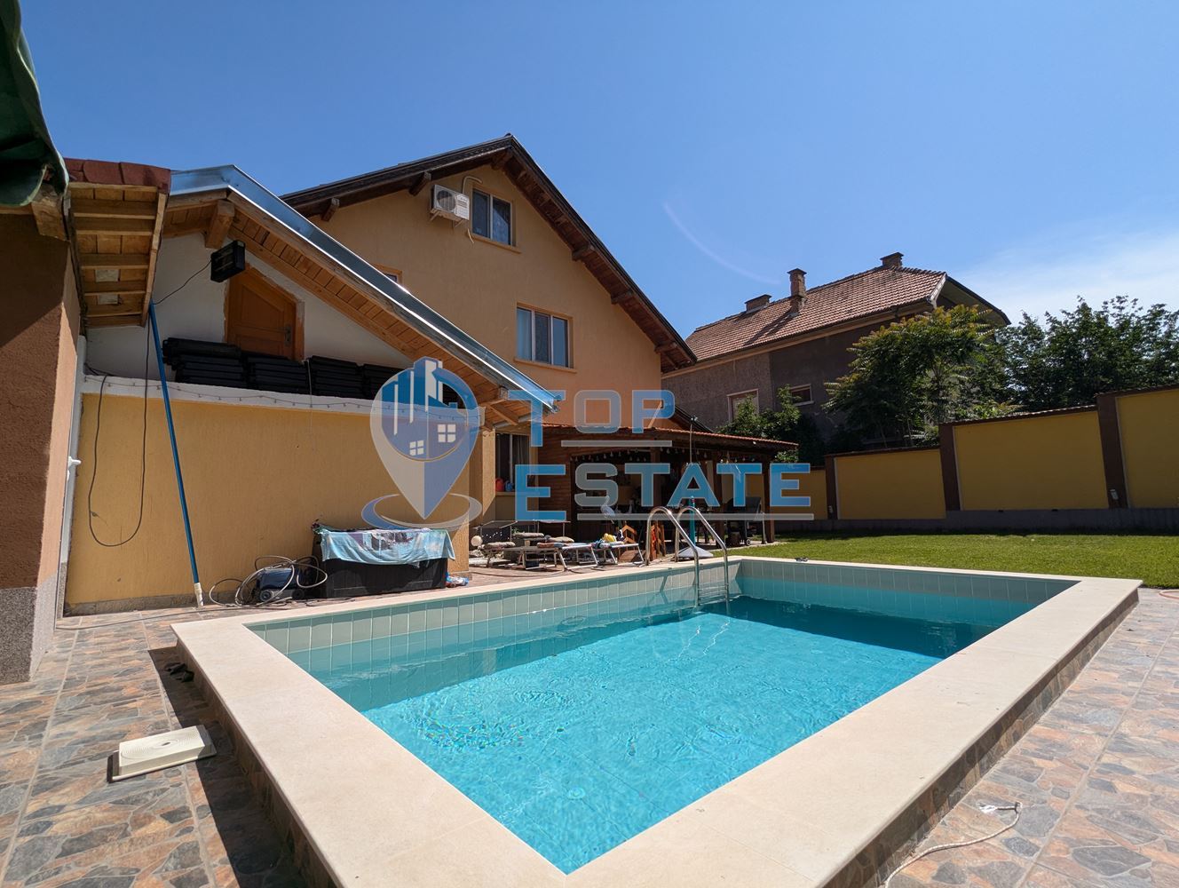 Масивна триетажна къща със сауна и басейн в близост до центъра на град Горна Оряховица, област Велико Търново - 0