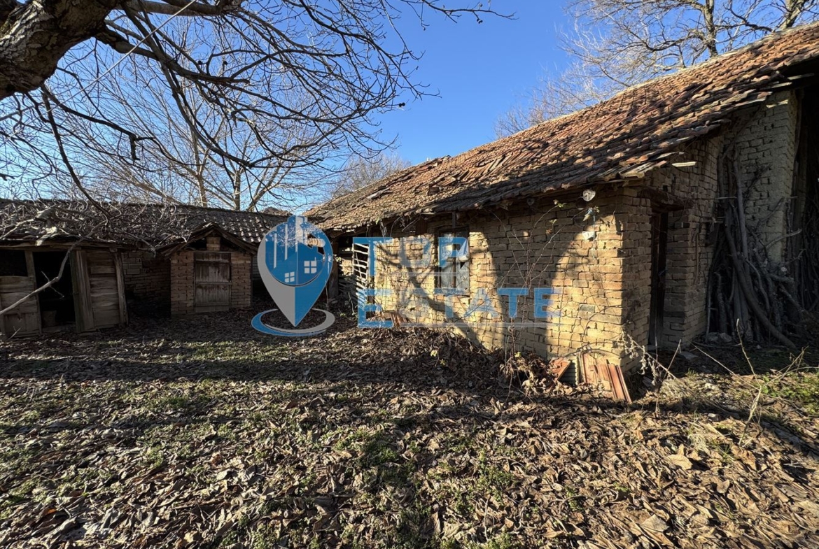 Тухлена къща с голям двор в с. Масларево, област Велико Търново - 0