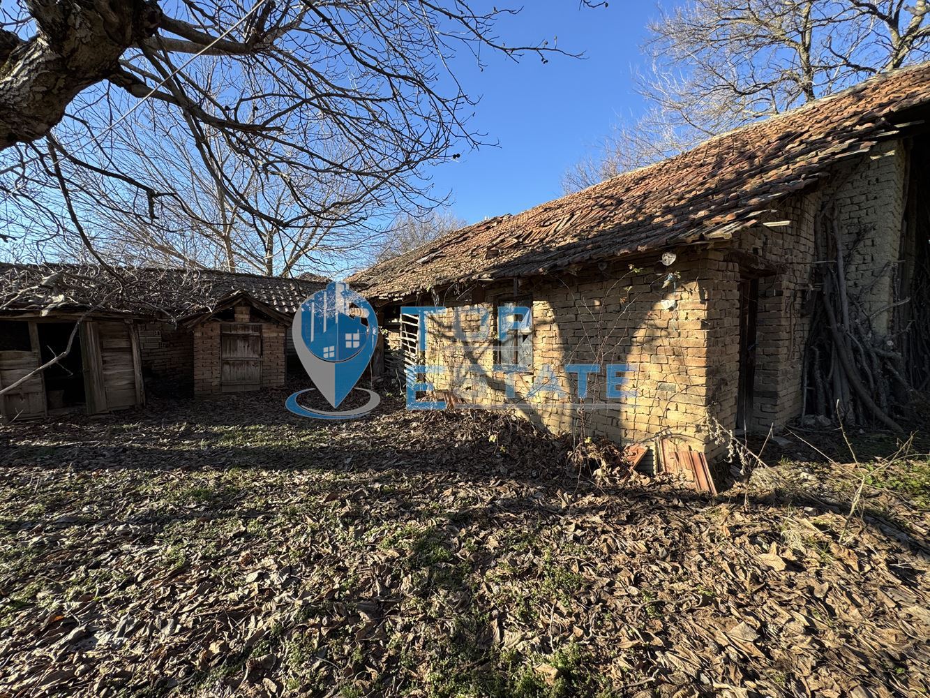 Тухлена къща с голям двор в с. Масларево, област Велико Търново - 0