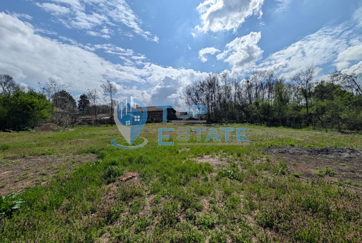 Двуетажна къща с голям двор и кладенец в село Иванча - 0