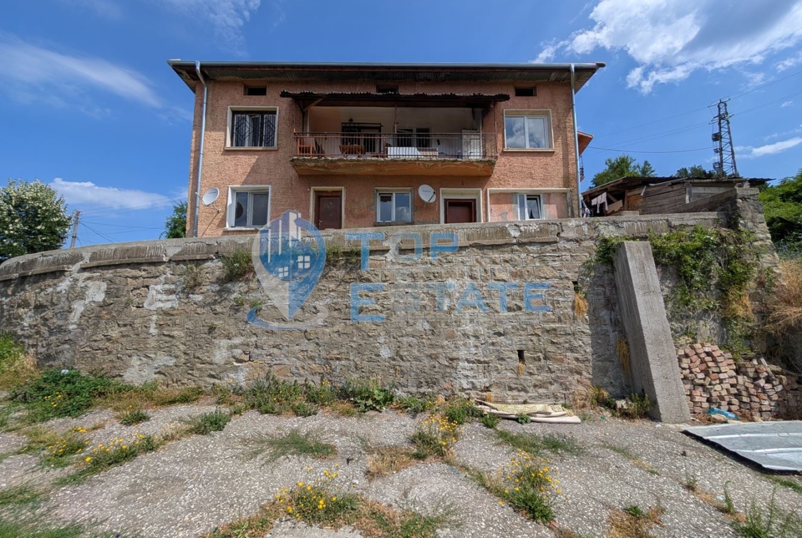 Двуетажна масивна къща с панорама в центъра на град Плачковци - 0