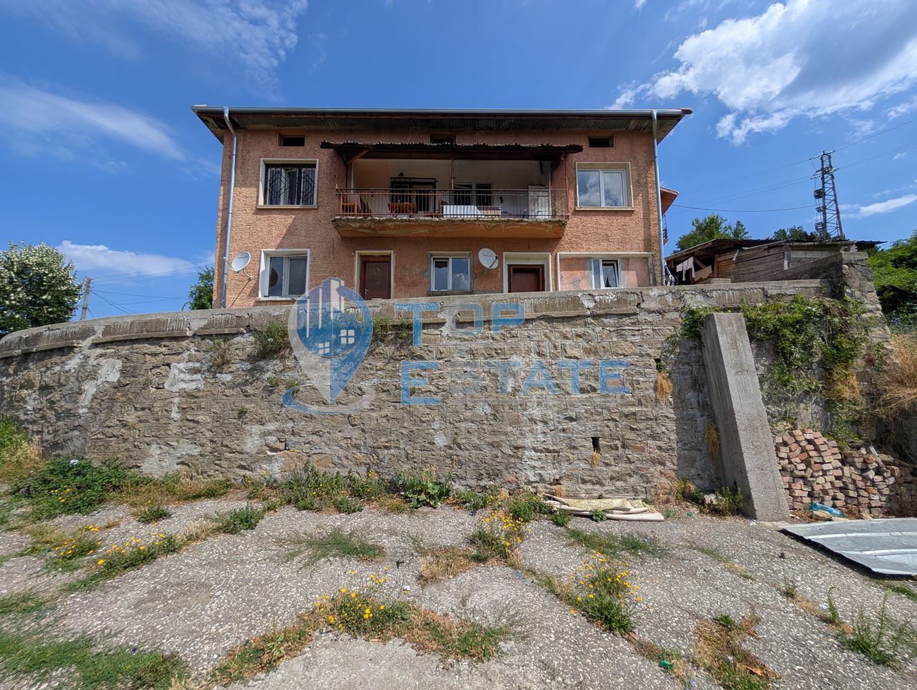 Двуетажна масивна къща с панорама в центъра на град Плачковци - 0