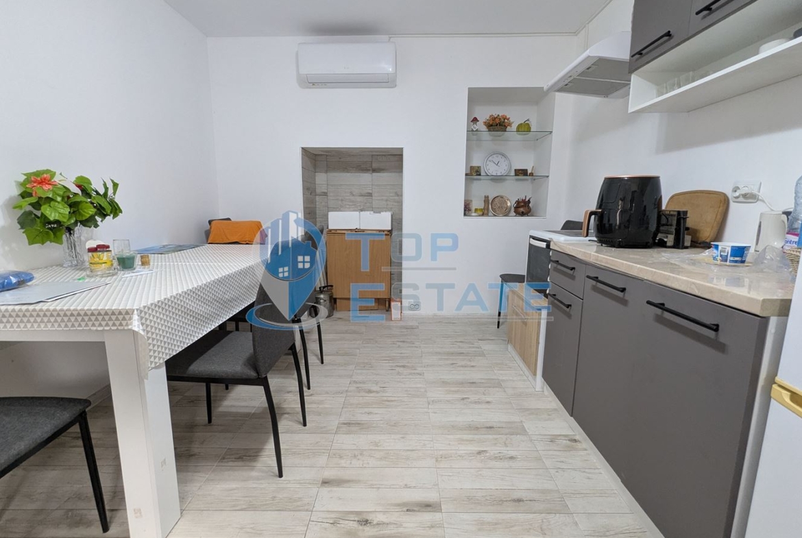 Двуетажна реновирана тухлена къща на центъра на село Поликраище, област Велико Търново - 0