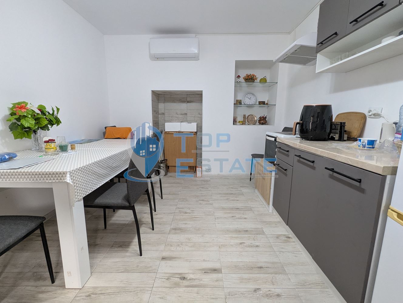 Двуетажна реновирана тухлена къща на центъра на село Поликраище, област Велико Търново - 0