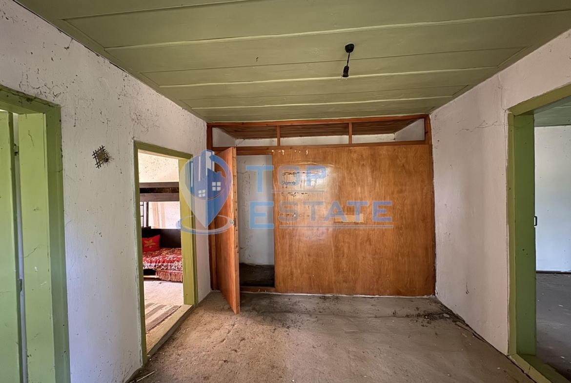 Тухлена къща с кладенец и голям двор в село Павел, област Велико Търново - 0