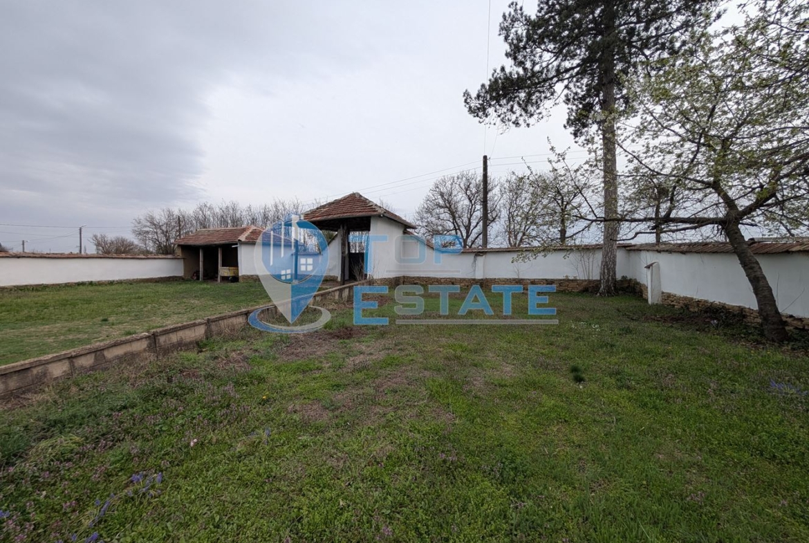 Двуетажна къща с голям двор и кладенец в село Ресен - 0
