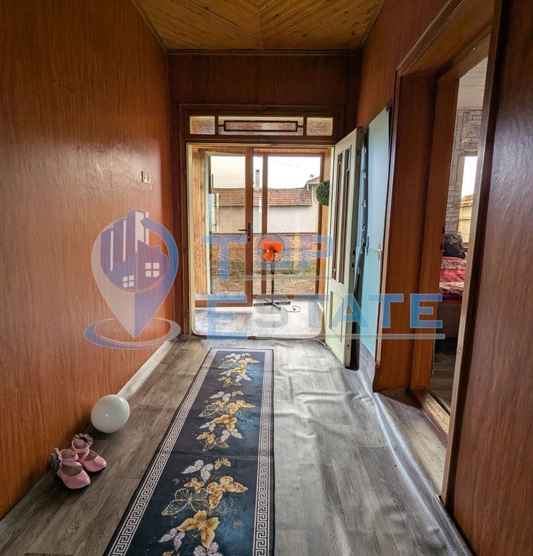 Тухлена къща с голям двор и кладенец в село Караисен, община Павликени, област Велико Търново - 0