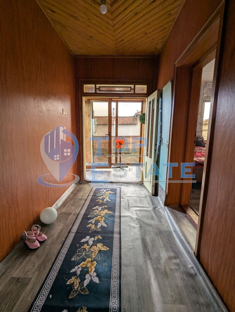 Тухлена къща с голям двор и кладенец в село Караисен, община Павликени, област Велико Търново - 0