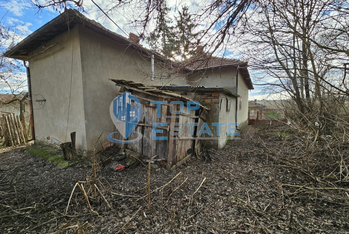 Тухлена къща с вътрешна тоалетна и голям двор в село Драгомирово, община Свищов - 0