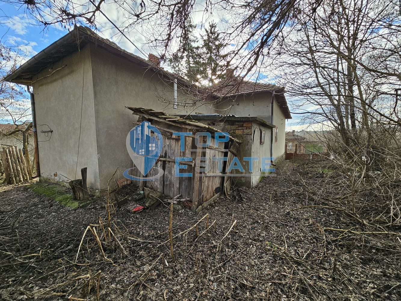 Тухлена къща с вътрешна тоалетна и голям двор в село Драгомирово, община Свищов - 0