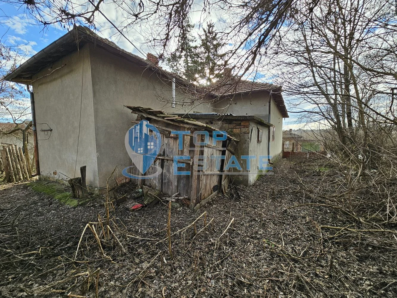 Тухлена къща с вътрешна тоалетна и голям двор в село Драгомирово, община Свищов - 0