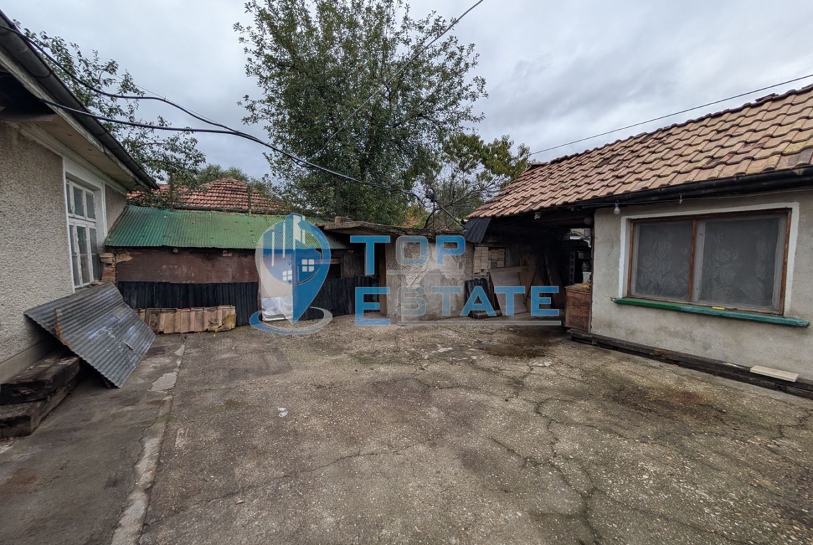 Едноетажна къща с кладенец и гараж в квартал Калтинец, град Горна Оряховица - 0