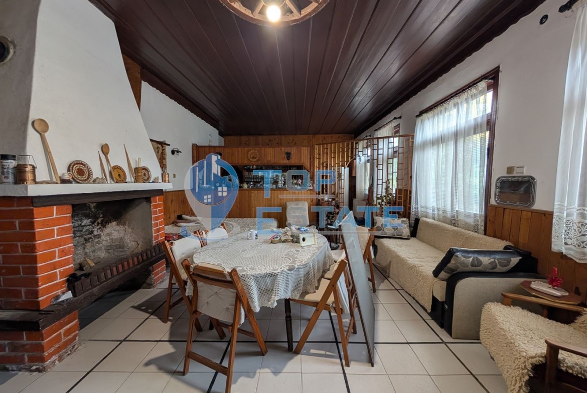 Двуетажна автентична къща с голям двор в село Лесичарка - 0