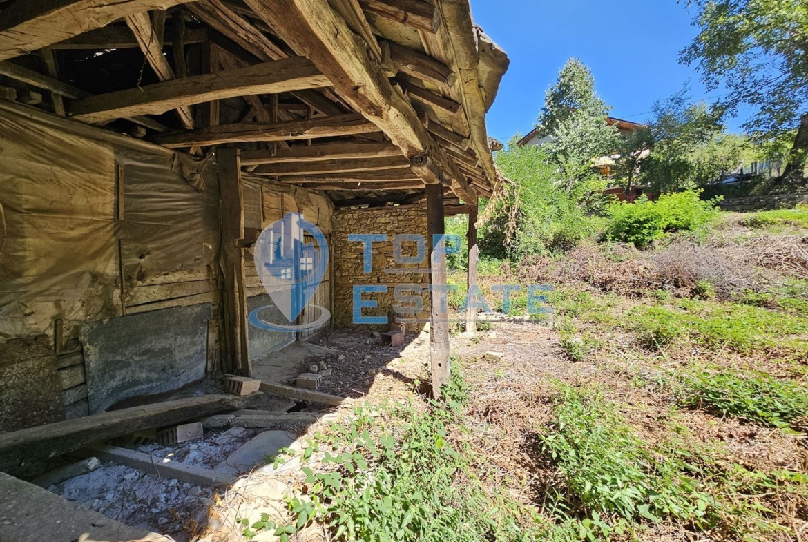 Парцел с каменна постройка до гора и поточе в квартал Златари, град Габрово - 0