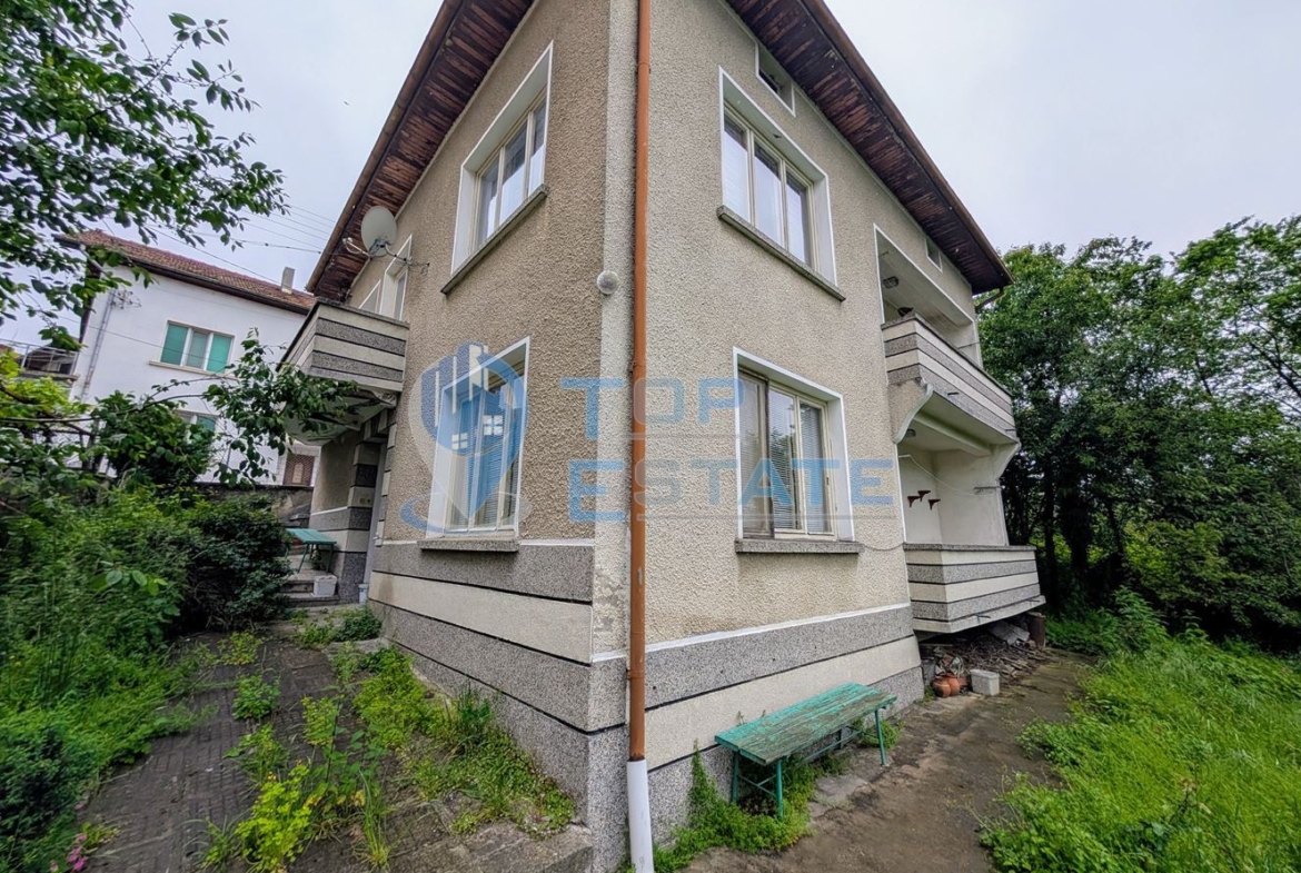 Двуетажна тухлена къща с панорамна гледка в град Плачковци - 0