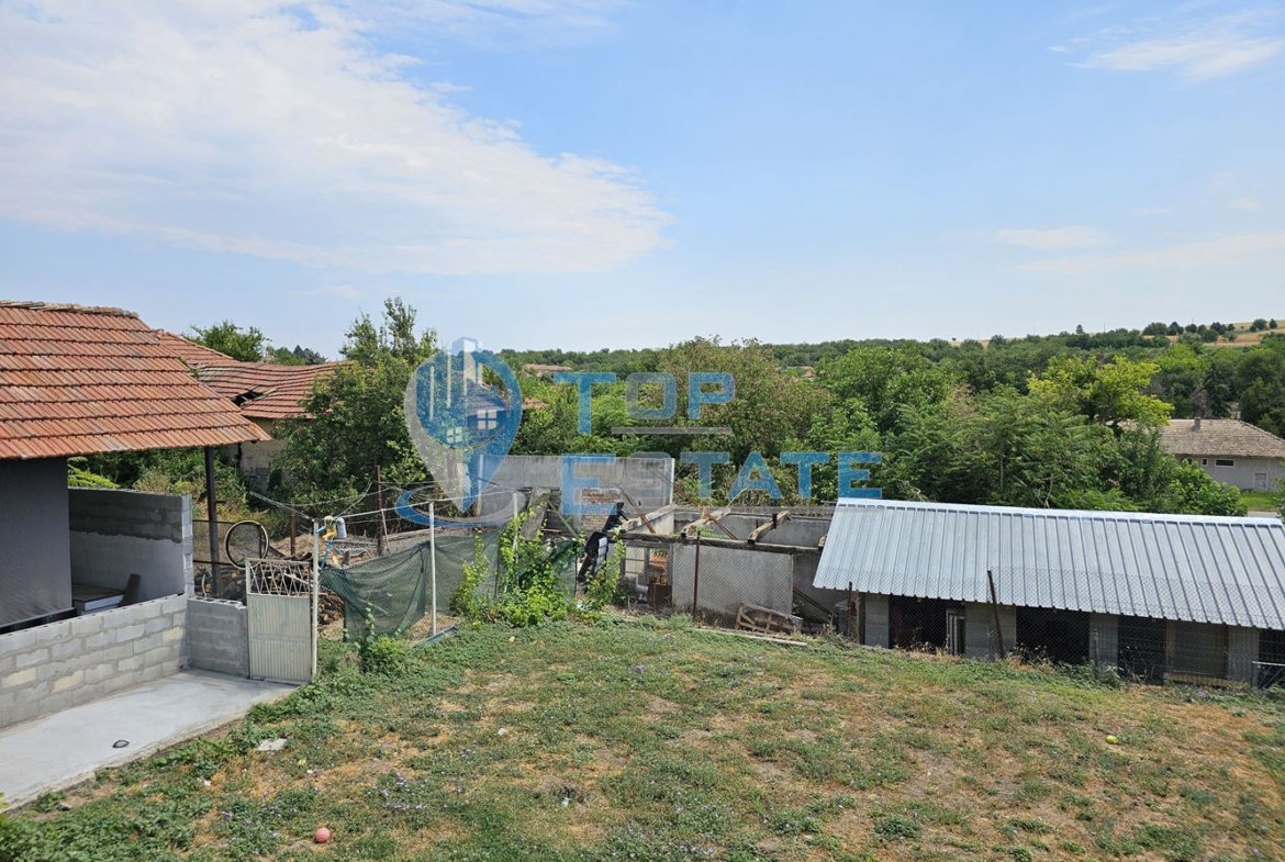 Двуетажна обзаведена и ремонтирана къща с три спални в село Страхилово, област Велико Търново - 0