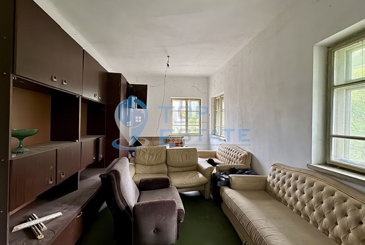 Голяма двуетажна тухлена къща в село Янтра, област Габрово. - 0