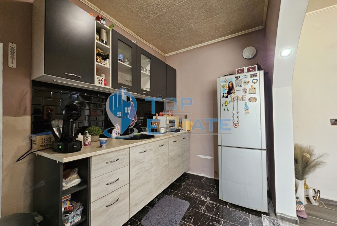 Двуетажна обзаведена и ремонтирана къща с три спални в село Страхилово, област Велико Търново - 0