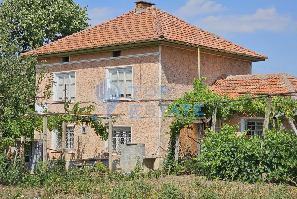 Двуетажна тухлена къща с гараж и голям двор в село Добромирка - 0