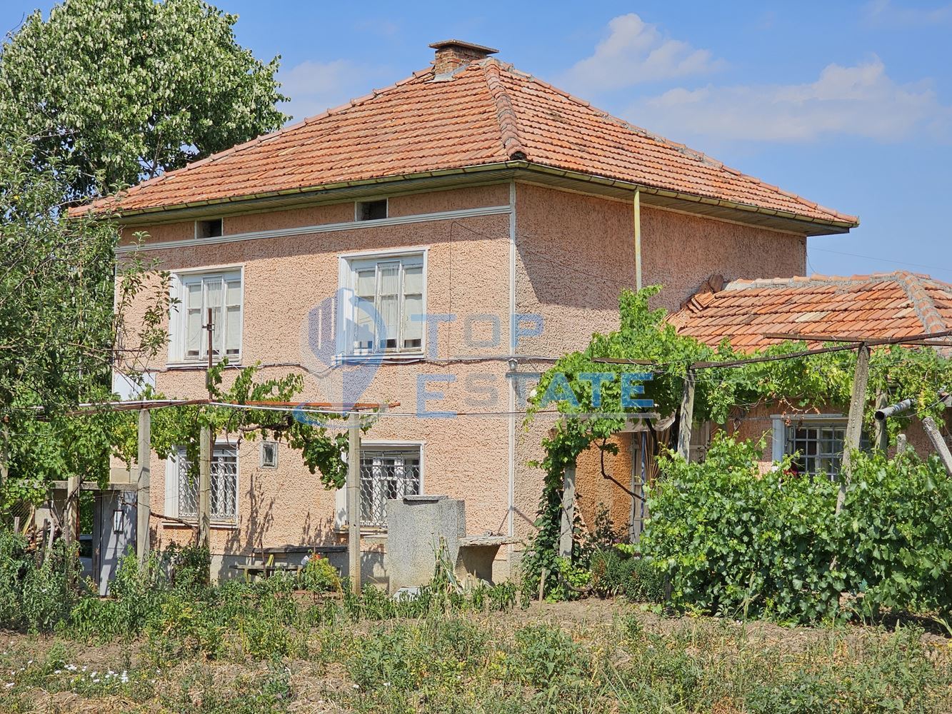 Двуетажна тухлена къща с гараж и голям двор в село Добромирка - 0