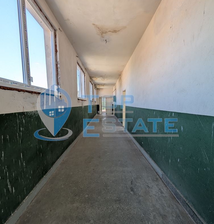 Търговска сграда в центъра на село Самоводене - 0