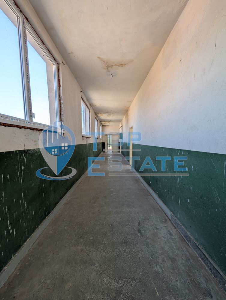 Търговска сграда в центъра на село Самоводене - 0